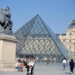  Leonardo e Ferragamo sfilano insieme al Louvre
